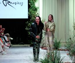 Una paleta sutil y cálida define la apuesta Verano 2024 de Roberto Ramírez quien llevó delicadas pinceladas de verde, amarillo y terracotta a la pasarela de BAC Estilo Moda. Prendas funcionales, vestibles, con un toque classy pero con la feminidad como emblema.