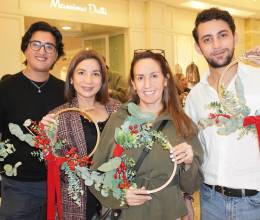 Multiplaza Tegucigalpa y Revista Estilo presentaron “Whispers of Christmas”, una tarde llena de espíritu festivo donde nuestros invitados decoraron sus propias coronas navideñas con la ayuda de Detox Creativo para llevar la magia a sus hogares. En la foto: José Vargas, Sandra Noguera, Gabby Zelaya y Mario Menpez.