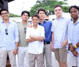 A pocos días de culminar su año escolar, los seniors 2025 de Mayan School fueron los protagonistas de una inolvidable despedida organizada por los juniors. La celebración se realizó en el Centro de Día del IPM, donde todo estaba preparado para rememorar desde los días en el aula hasta los eventos y actividades que los hicieron crecer juntos. En la foto: Fernando Castellanos, José Miguel Cáceres, Jorge Moisés Euceda, Roberto Majano, Ariel Dávila y Naruny Green.