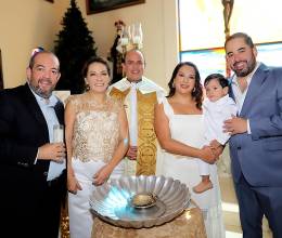 Todo era júbilo y alegría esa mañana en la Capilla San Judas Tadeo, lugar elegido por Denis Rivera y Dana Vásquez para celebrar el bautizo de su hijo Denis Andrés. La ceremonia del sacramento fue oficiada por el sacerdote José Antonio Chavarría, mientras los padrinos de bautizo, Arlen Deras y Giovanni Rivera, cargaban a su ahijado.