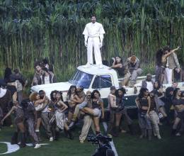 Bad Bunny puso a todo el mundo a bailar desde uno de los escenarios más importantes del mundo, haciendo historia, en español, y dirigiendo un espectáculo que incluyó una celebración cargada de orgullo por la herencia latina