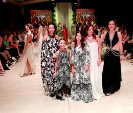 Sofisticado y elegante, así es el verano 2024 de Enrollarte, la firma hondureña que eleva el estilo tropical al más alto nivel. Adriana Callejas y sus hermanas Nan y Pamie Marinakys abrieron la VIII edición de BAC Estilo Moda con una apuesta femenina, cargada de prendas fluidas y confortables inspiradas en Dubai.