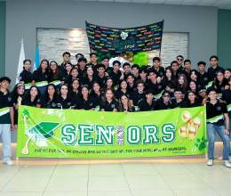 ¡Llegó el gran día! Los seniors 2026 de la Academia Los Pinares iniciaron su último año de high school con un emotivo desayuno junto a sus seres queridos. Posteriormente, la celebración continuó con una alegre caravana de motocicletas y vehículos decorados con globos y pancartas, que recorrió las calles hasta llegar a su querida escuela. Con entusiasmo y emoción, los estudiantes vivieron el comienzo de un año que promete estar lleno de recuerdos, aprendizajes y experiencias que los acompañarán toda la vida.