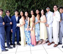 En una mañana fresca, entre neblina y pinos, los seniors 2026 de La Estancia School se reunieron para celebrar un brunch muy especial. Elegantes y de gala, los estudiantes llegaron al restaurante La Cumbre listos para disfrutar una velada llena de risas, momentos memorables y muchas fotografías.