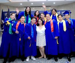 Una mañana de triunfo vivieron los seniors 2025 de Acton Academy, quienes, entre sonrisas y emociones, recibieron su tan esperado título de High School. La ceremonia estuvo llena de momentos tan significativos y como emotivos, entre discursos que marcaron el cierre de una importante etapa en sus vidas. En la foto: Gloria Coello, Juan Pablo Alcántara, José Gabriel Chinchilla, Gabriele Martínez, Gloria Medina, Lucía Herrera, Salvador Díaz del Valle, Juan Fernando Aguilar, Andrea Pavón, Milton Fernando Turcios y con su guía Jade Amaya