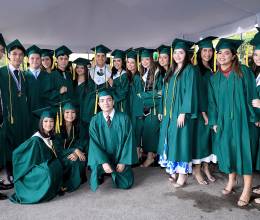¡Llegó el gran día! Tras un año lleno de retos, aprendizajes y muchas emociones, los seniors 2025 de DelCampo School celebraron su esperada graduación. Vestidos con togas y birretes en el emblemático color verde de su institución, los jóvenes cruzaron por última vez los pasillos de su querida escuela como estudiantes, listos para recibir su título de high school. ¡Felicidades, Class of 2025!