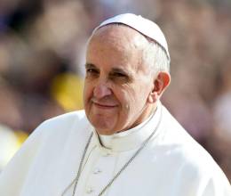 El Papa Francisco no necesitó grandes discursos para transformar conciencias. Con una sola frase, podía abrir el alma, derribar estructuras y recordarnos el valor de lo sencillo. Durante su pontificado, nos habló con un lenguaje directo, cercano, y profundamente humano. Fue un líder espiritual, sí. Pero también fue un hombre que supo mirar a los ojos del mundo con compasión. Hoy que el mundo lo despide, repasamos algunas de sus frases más poderosas.