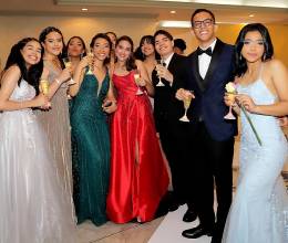 La generación 2023 de La Estancia School vivió una prom party cargada de emociones, en una noche mágica cargada de sueños. La alegría desbordaba en risas contagiosas, mientras las lágrimas de despedida brillaban en los ojos, recordándoles que ese momento era efímero pero eterno en su recuerdo.