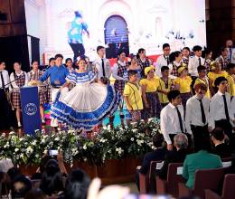 Macris School conmemoró cuatro décadas de excelencia educativa con una vibrante gala cultural, en la que se destacó la trayectoria de la institución, la dedicación de sus estudiantes y el legado de sus fundadoras, Ana Rubiano-Merriam y Mónica Pedemonte-Weddle.
