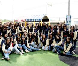 Con mucha emoción y espíritu de promoción, los seniors 2026 de La Estancia School celebraron su Senior Entrance con un desayuno especial en Ventu. Entre risas, abrazos y fotos para el recuerdo, se prepararon para dirigirse a su escuela en vehículos decorados, listos para vivir su último primer día de clases. ¡Un inicio de año que promete ser inolvidable!