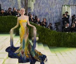 Emma Chamberlain posa este lunes, durante la alfombra roja de la Met Gala, en Nueva York EFE/ Octavio Guzmán