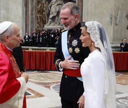 Reina de España deslumbra con vestido blanco en la misa inaugural de León XIV
