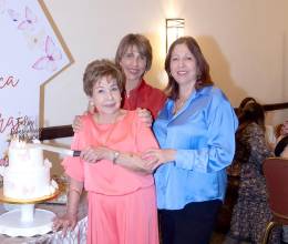 Radiante y feliz, Maruca Faraj celebró un año más de vida en el salón Real I del Hotel Real Intercontinental, donde sus hijas Julie, Liset y Lilian le organizaron una emotiva fiesta rodeada de familiares, amigas y damas del Club Jardinería San Pedro Sula. Con un ambiente primaveral decorado por Riela Pérez y Jackie Cabrera, las mesas lucieron hermosos arreglos florales mientras las invitadas disfrutaban de un buffet internacional en el lobby. La mañana transcurrió entre felicitaciones, obsequios, música alegre y amenas charlas, reflejando el cariño y la bendición de compartir un día tan especial junto a la homenajeada.
