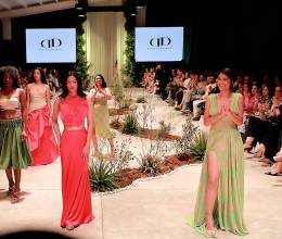Romántica y elegante así fue la colección que presentó Damayra Paz durantela VIII edición de BAC Estilo Moda 2023. Una colección inspirada en las obras del artista impresionista Pierre Renoir, donde fusiona el arte y la moda, piezas bordadas que evocan a la época y los textiles delicados a la alta costura, pero agregando transparencias y cortes a la cadera para darle un toque más moderno y sensual.