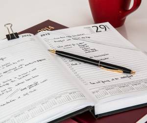 El inicio de 2025 es el momento perfecto para mejorar nuestra organización. Una agenda bien utilizada puede ser clave para gestionar el tiempo y cumplir objetivos. Aquí te damos 10 consejos prácticos para sacar el máximo provecho de tu agenda este año y mantenerte enfocado y productivo.