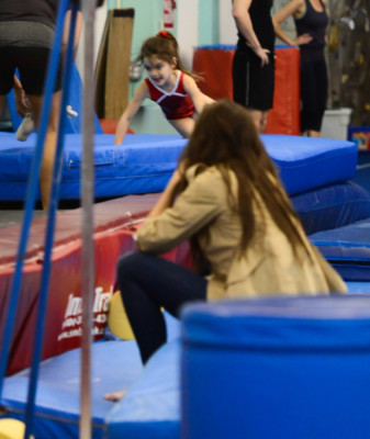 Hija de Tom y Katie será gimnasta