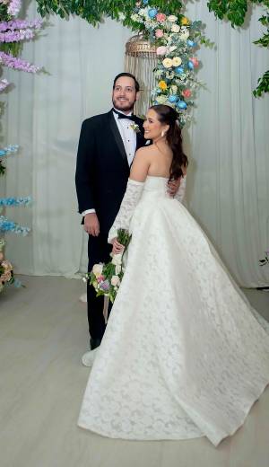 Rafael Wittwer Bautista y Katherine Chahín Gómez celebraron su unión en una emotiva ceremonia en la Iglesia Sagrada Familia, rodeados de familiares y amigos.