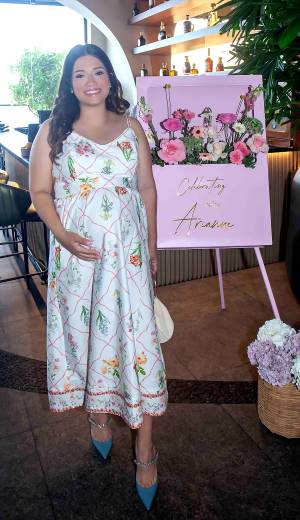 La familia de Kevin Gustavo McCarthy y Ana María Bados vive días de alegría con la próxima llegada de su segunda hija, Arianne. Para festejar este especial momento, organizaron un encantador encuentro en un ambiente lleno de detalles florales, cariño y cercanía, donde las invitadas compartieron la emoción de la dulce espera. En la foto: La homenajeada Ana María Bados de McCarthy