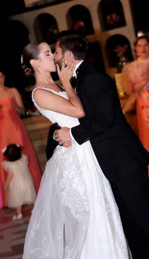 Tras una emotiva ceremonia religiosa, Victoria Villeda y Giampiero Infantozzi celebraron su unión con una elegante y alegre recepción en Hacienda El Trapiche, donde familiares y amigos compartieron una noche llena de brindis, música y momentos especiales.