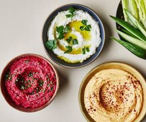 Es hora que te diviertas al momento de elaborar tu hummus favorito, agregar algunas variaciones creativas no solo le dará un sabor diferente y rico, sino que también le dará color a tu mesa y la mejor manera de servirlo es con pan de pita, chips de pita o crudités, o los tres. Aquí te mostramos algunas recetas de los mejores hummus.