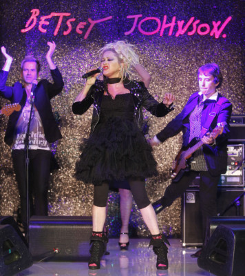 Betsey Johnson celebra cumpleaños en NYFW