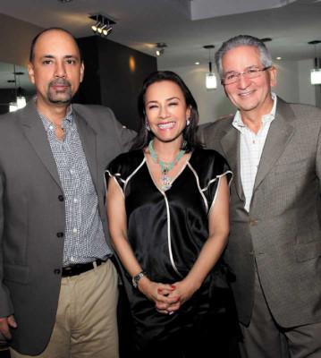 Carlos Callejas con Melissa y Ricardo Maduro