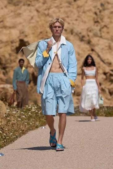 También destacaron las voluminosas faldas, pantalones y shorts coloridos, al igual que el calzado tipo zapatilla de malla, brindando vida y frescura a esta entrega.