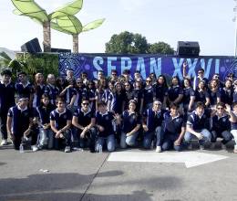Los seniors 2026 de Seran School comenzaron su último año de secundaria con entusiasmo, reuniéndose en Denny’s del boulevard Morazán. Los 45 alumnos acompañados por su padres a bordo de un camión decorado con globos, lideraron una caravana festiva hacia la escuela, donde fueron recibidos con aplausos por la comunidad estudiantil. La celebración, organizada por Marcela Cueva, contó con la música de DJ Beat creando un ambiente inolvidable.