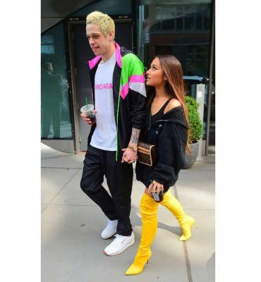 La relación entre ellos no podía surgir pues la artista se encontraba de novia con el rapero Mac Miller, ellos estuvieron juntos por dos años, pero terminaron a inicios del 2018, según la cantante su noviazgo era demasiado toxico.