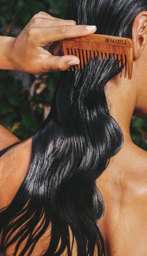 Para cuidar el cabello en verano, es fundamental hidratarlo profundamente, protegerlo de los rayos UV con sombreros o sprays, y evitar el calor de herramientas de peinado.