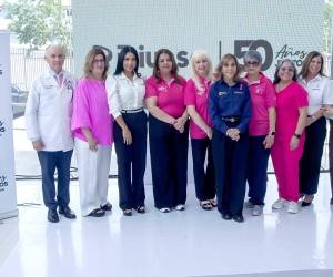 La fundación Listones de Amor presentó su campaña rosa “Juntas por la Vida”, una iniciativa que busca concienciar sobre la importancia de la detección temprana del cáncer de mama y recaudar fondos para apoyar a mujeres que enfrentan la enfermedad. El lanzamiento reunió a patrocinadores, emprendedores e invitados especiales comprometidos con esta causa.