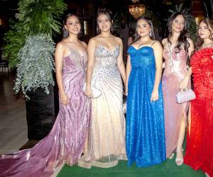 Una atmósfera elegante con pantallas Led, adornos de follaje verde, lienzos de tul en tono negro, un diseño aéreo entelado sobre la pista con cielo estrellado, fue creado por los expertos en diseño floral de Jackeline Cabrera, para la celebración de la gala de Kiddy Kat Bilingual School &amp; Morazzanni Institute.