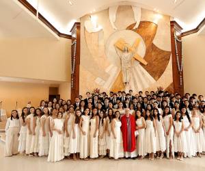 Los estudiantes de la Escuela Internacional Sampedrana celebraron su Confirmación en una ceremonia llena de significado y emoción. La cita fue en el Templo Sagrada Familia de la Fundación Mhotivo, donde familiares y seres queridos se reunieron para acompañar a los jóvenes en este importante sacramento, marcando un nuevo paso en su camino espiritual.