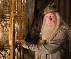 El actor británico Michael Gambon, quien interpretó a Albus Dumbledore en la saga cinematográfica de “Harry Potter”, falleció a los 82 años, anunció su familia el 28 de septiembre.