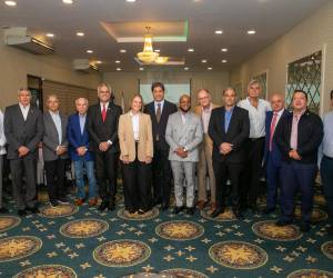 El Consulado General de la República Dominicana en San Pedro Sula, a cargo del cónsul Melinton Jiménez Salvador, y el Consulado Honorario en Roatán, Islas de la Bahía, dirigido por el cónsul José Roberto Dheming, ofrecieron una recepción a la que se dieron cita honorables cónsules e invitados especiales, quienes compartieron en un ambiente de amistad y camaradería.