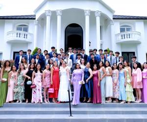 Los Seniors 2026 de la Academia Los Pinares disfrutaron de una jornada especial durante su Senior Lunch en Invernaderos del Trigo. En medio de un ambiente relajado y rodeados de sus compañeros, vivieron momentos llenos de risas, fotografías y recuerdos que marcan la recta final de su vida escolar.