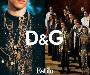 Domenico Dolce y Steffano Gabbana innovaron en 2012 con Alta Sartoria, la primera colección de haute couture para hombres en todo el mundo. Hace más de una década después, la firma lanzó una nueva entrega para 2026, regresando al lugar donde nació esta propuesta tan distintiva: la isla italiana de Sicilia, específicamente en Taormina. Fue así que la historia y la artesanía convergieron en el Teatro Antico de la ciudad.