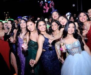 Los seniors 2025 del Instituto San José del Carmen vivieron una noche mágica al celebrar su prom, una velada cargada de sorpresas, emociones y mucha alegría. Entre risas, música y abrazos, las jóvenes disfrutaron hasta altas horas, sellando recuerdos que llevarán consigo para siempre.