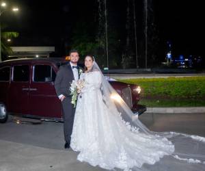 Dominique Marinakys Fernández y Héctor Daniel Murillo Fernández unieron sus vidas en una emotiva ceremonia religiosa en la Iglesia María Reina del Mundo, acompañados por sus padres Héctor Fernández y Kathe Karow de Fernández, y Constantino Marinakys y Julissa Fernández, así como por familiares y amigos cercanos que compartieron con alegría este momento especial. Tras la ceremonia, los recién casados y sus invitados se trasladaron al Hotel Copantl &amp; Convention Center, donde celebraron su felicidad durante una elegante recepción.