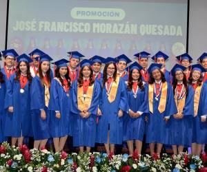 Con orgullo y muchas emociones los seniors 2025 de la Dowal School recibieron sus títulos en la ceremonia de graduación. Rodeados de familiares, docentes y seres queridos, los graduandos celebraron el fruto de años de esfuerzo y dedicación.