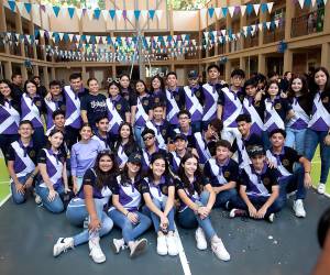 Bajo el lema “Reach the Stars”, los senior de Franciscan School se reunieron en el restaurante Denny’s de Jardines del Valle para celebrar su último primer día de clases. Los 38 alumnos del onceavo grado llegaron muy entusiasmados al encuentro, luciendo jeans y camisetas con los colores de la institución. A su alegría también se unieron sus padres, quienes adornaron sus vehículos con globos y letras coloridas. Luego del desayuno, inició la caravana hacia la escuela, donde los esperaba los alumnos y autoridades educativas para recibirlos con aplausos y celebrar así el inicio de clases en todas las áreas educativas de Franciscan School.