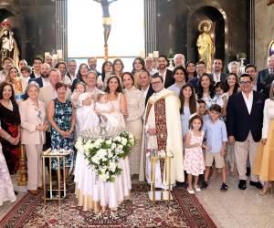 Vestidas con un delicado y hermoso ropaje confeccionado en Ohio con la tela del vestido de novia de su abuela Janet, Gia y Bella Herzog Cuculiza llegaron a la Capilla San Judas Tadeo entre los brazos de sus orgullosos padres, Derek Herzog y Lorella Cuculiza. Ante la mirada emocionada de familiares y amigos, las pequeñas recibieron el sagrado sacramento del bautismo de manos del sacerdote Carlos Margo, en una ceremonia íntima y llena de amor que quedará grabada para siempre en la memoria y en el corazón de todos los presentes.