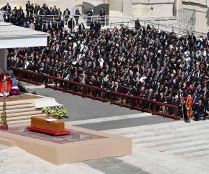 El sábado 26 de abril de 2025, la Plaza de San Pedro en el Vaticano se convirtió en el epicentro de una emotiva despedida al Papa Francisco, fallecido a los 88 años. La misa exequial, presidida por el cardenal Giovanni Battista Re, decano del Colegio Cardenalicio, reunió a más de 200,000 fieles y a delegaciones de 130 países, incluyendo 50 jefes de Estado y 10 monarcas.