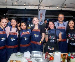 Bajo el calor de las brasas y el aroma inconfundible del asado, Supermercados Colonial celebró la décima edición de su esperado <i>Master Grilling con Colonial</i>, consolidándose como una de las experiencias gastronómicas más destacadas del año. Entre fuego, sabor y buena compañía, el evento reunió a invitados especiales, amantes de la parrilla y expertos culinarios en una velada donde la cocina se convirtió en espectáculo y punto de encuentro.