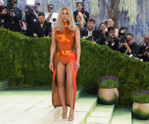 Kim Kardashian, junto a su directora creativa Nadia Lee Cohen, apostó por una referencia tan audaz como precisa: el universo del artista Allen Jones para dar vida al código de vestimenta de la Met Gala: “La moda es arte”. “Siempre he visto referencias de su trabajo en la moda y he sido una gran admiradora”, confesó Kardashian. Y cuando llegó el momento de decidir su look, la elección fue clara: “Allen Jones sería icónico: sexy, clásico, cool, innovador”.