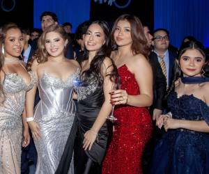 Abrazos y emociones encontradas en la memorable fiesta de graduación de los nuevos bachilleres bilingües en Ciencias y Humanidades. La generación 2025 de la Saint Peter Academy, fue protagonista de una inolvidable gala donde la alegría de los 73 graduados flotaba en el elegante ambiente de fiesta dispuesto para la ocasión por los padres de familia.