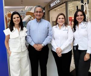 En una tarde donde la innovación y la gastronomía se fusionaron en una experiencia única, Jetstereo y Frigidaire presentaron en Tegucigalpa su nueva estufa multifunción Pizza Range, reuniendo a invitados especiales, clientes y medios en un evento que celebró el arte de cocinar con tecnología de última generación, destacando su innovadora función de horneado sobre piedra y sus múltiples capacidades como Air Fry, cocción sin precalentamiento y asado al vapor, en una propuesta pensada para transformar la experiencia culinaria en el hogar. En la foto:Marcela Pineda, Marcos Alfaro, Sarah Valladares y Saby Irías.