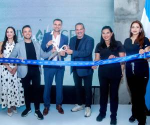 El reconocido Centro Médico Capilar, fundado en Argentina y con más de 27 años de experiencia, celebró la apertura de su segunda clínica en Honduras. Esta vez, San Pedro Sula fue la ciudad elegida, a petición de sus propios clientes. En la foto: el doctor Bruno Zsyferman, fundador de Capilea junto al equipo del centro médico durante la inauguración.