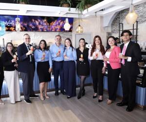 Banco de Occidente reafirmó su compromiso con el crecimiento del emprendimiento nacional al acompañar la reapertura de Basílica Café, un espacio que combina tradición, sabores e innovación ubicado frente al Templo San Judas en la Basílica de Suyapa. Este proyecto, impulsado por un grupo de visionarios hondureños, ofrece una experiencia moderna con productos de alta calidad y un ambiente familiar.