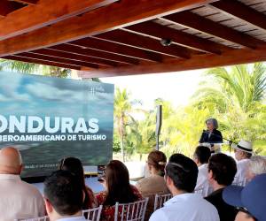El foro “Roatán inspira; Honduras lidera” fue un encuentro que reunió a las mentes detrás del presente y futuro del turismo sostenible en el país. Convocado por Honduras Próspera Inc., el evento se convirtió en un espacio de diálogo, intercambio de ideas y visión compartida, donde líderes del sector público y privado, junto a expertos internacionales, trazaron el camino hacia una industria turística más innovadora, competitiva y consciente.